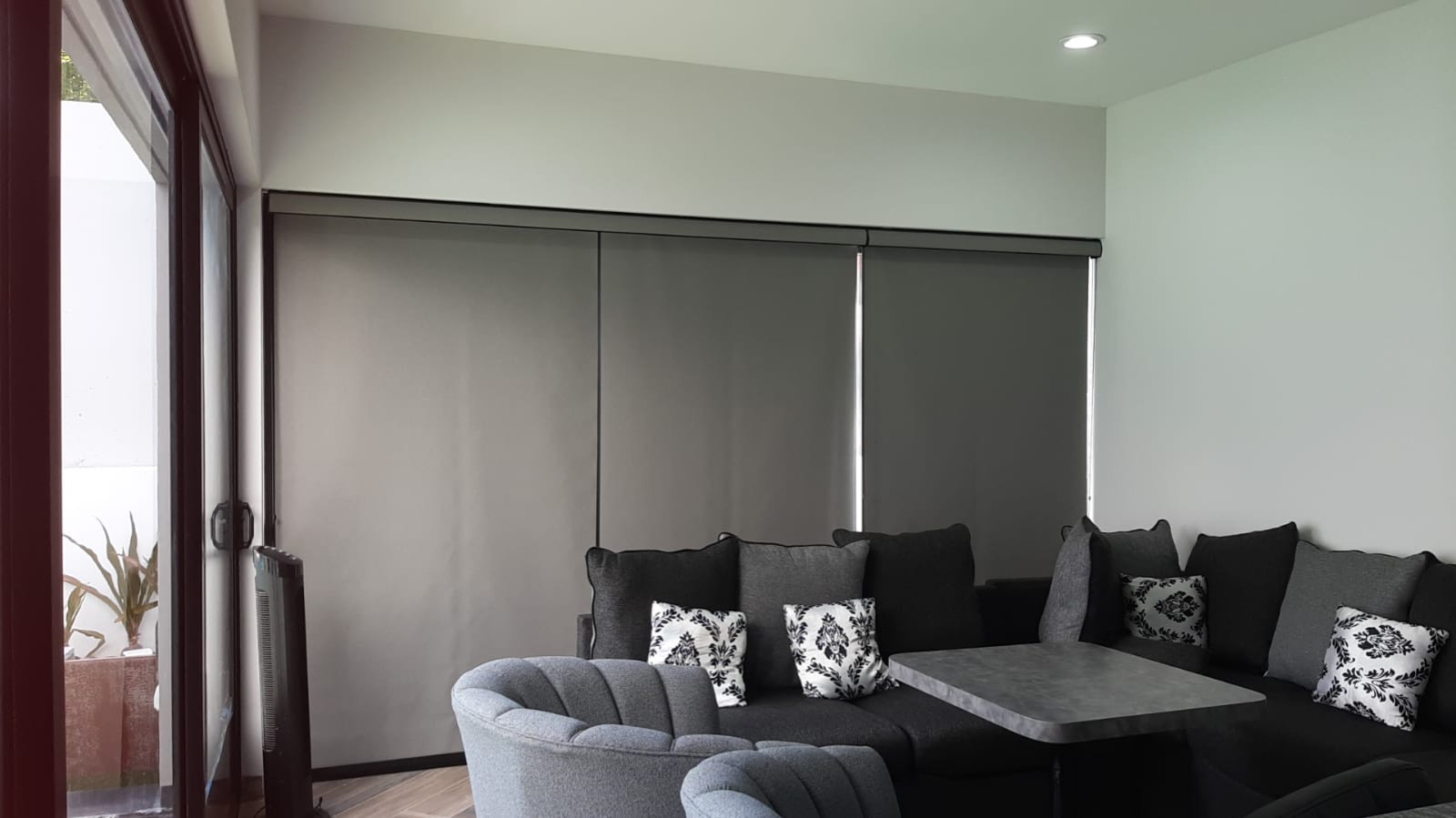 Persiana enrollable blackout con fascia, fabricada a la medida por SENZ